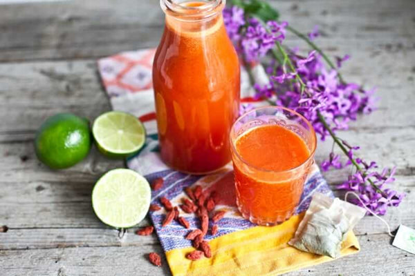 Green Iced Tea with Lime and Goji Berries